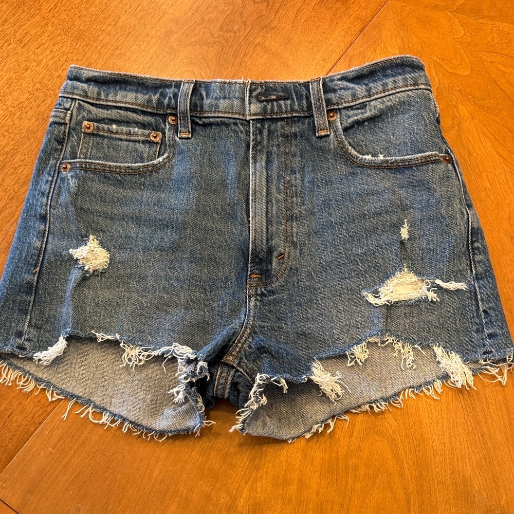 NWOT Abercrombie & Fitch ‘The mom short high rise’ size 27/4